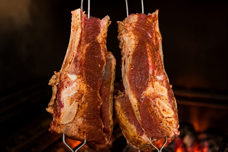 Espetos de costela sobre o carvão aceso, no fogo de verdade